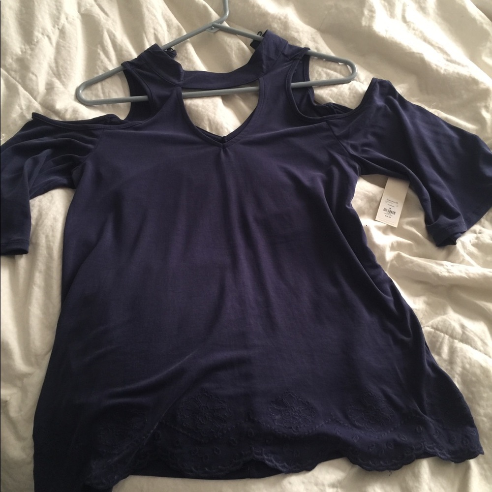 Blue shoulderless shirt